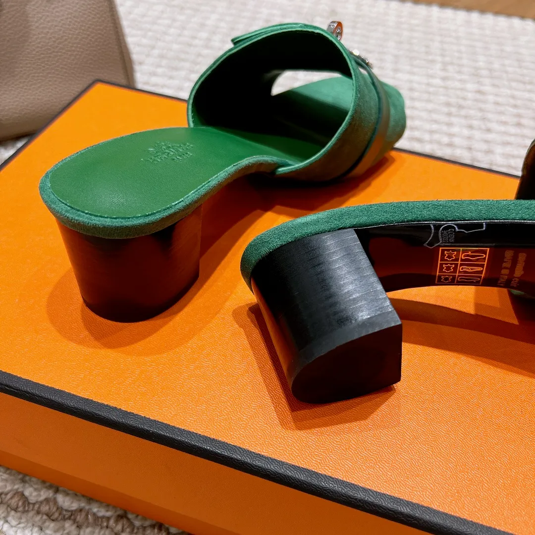 👟👟Ex-factory price 540👟👟 High version of the 2024 spring and summer new HERMES Hermès counter new style. The wedge-heeled Erjiu sandals and slippers, which have been extremely popular recently, are paired with various colorful socks. They are very trendy. Upper: cowhide. Outsole: technological imitation wood sole. Heel height: about 7cm. Size: Female 35-41 (40/41 non-refundable and non-exchangeable)
